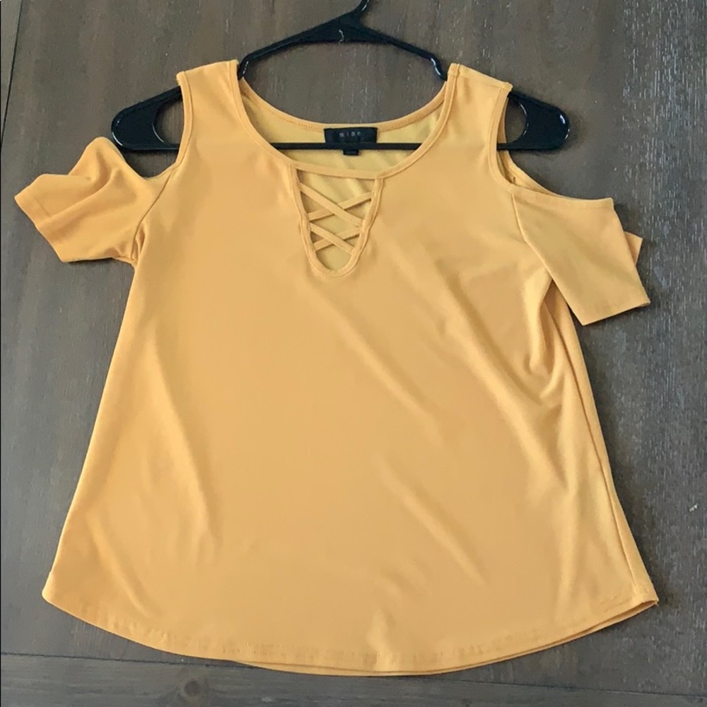 Cute yellow blouse